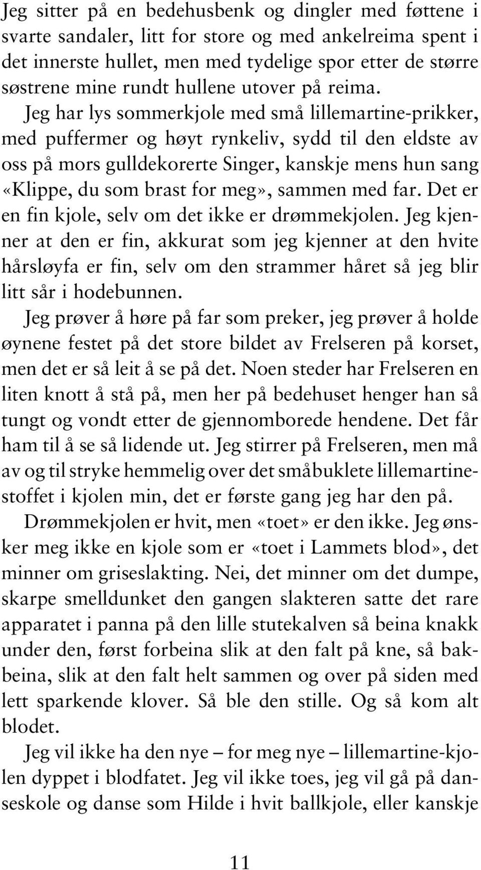 Jeg har lys sommerkjole med små lillemartine-prikker, med puffermer og høyt rynkeliv, sydd til den eldste av oss på mors gulldekorerte Singer, kanskje mens hun sang «Klippe, du som brast for meg»,