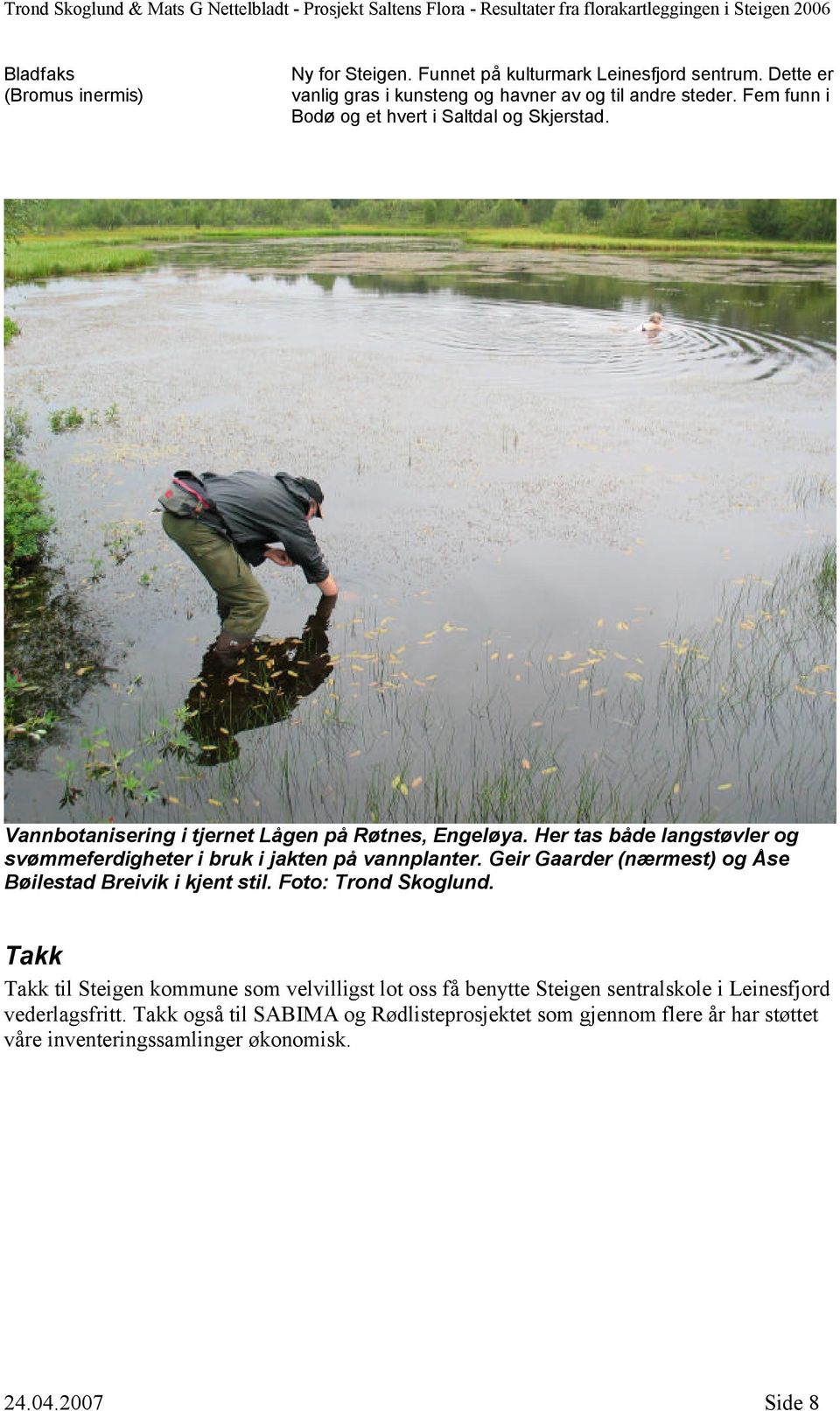 Her tas både langstøvler og svømmeferdigheter i bruk i jakten på vannplanter. Geir Gaarder (nærmest) og Åse Bøilestad Breivik i kjent stil. Foto: Trond Skoglund.
