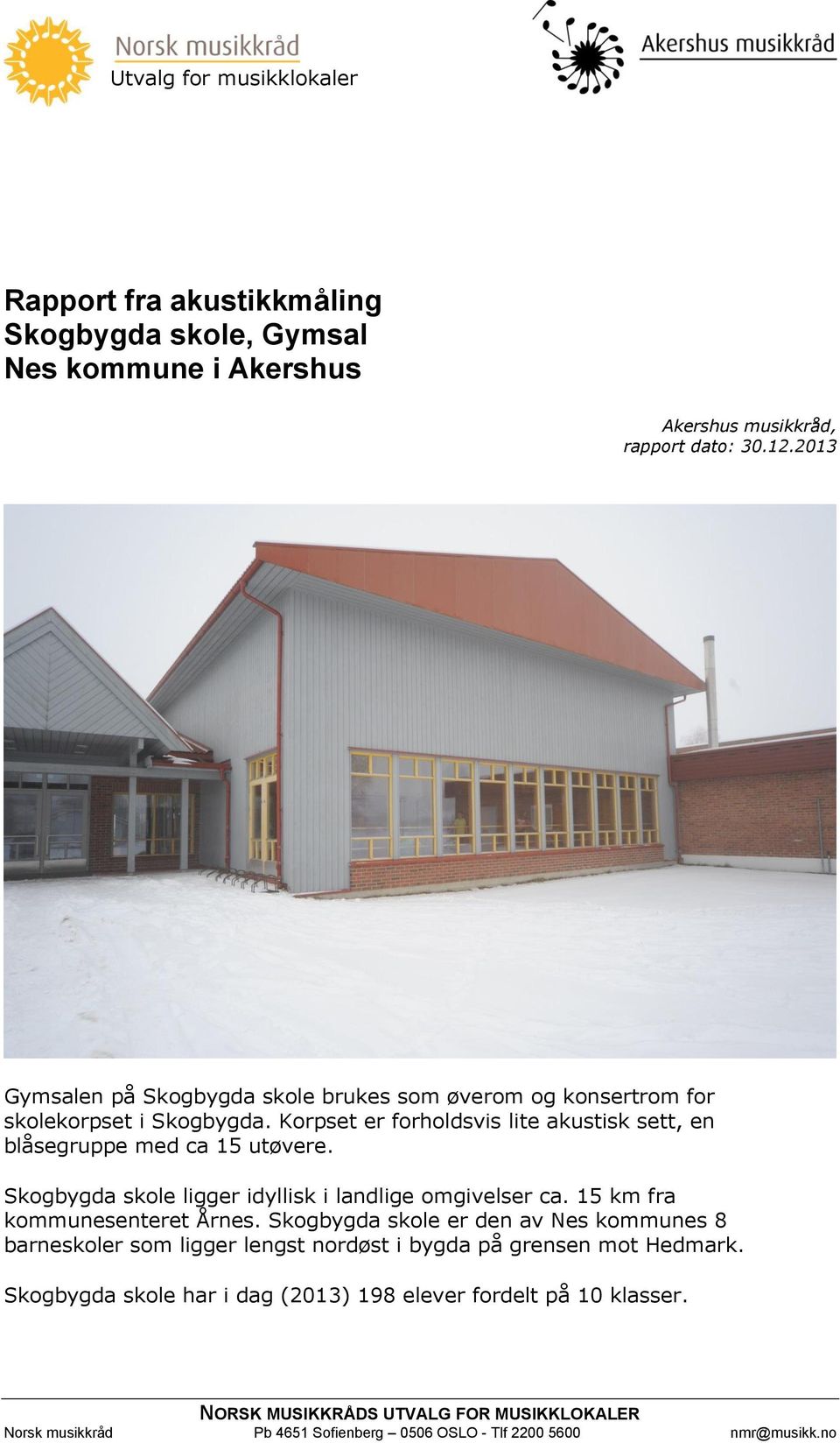 Skogbygda skole ligger idyllisk i landlige omgivelser ca. 15 km fra kommunesenteret Årnes.