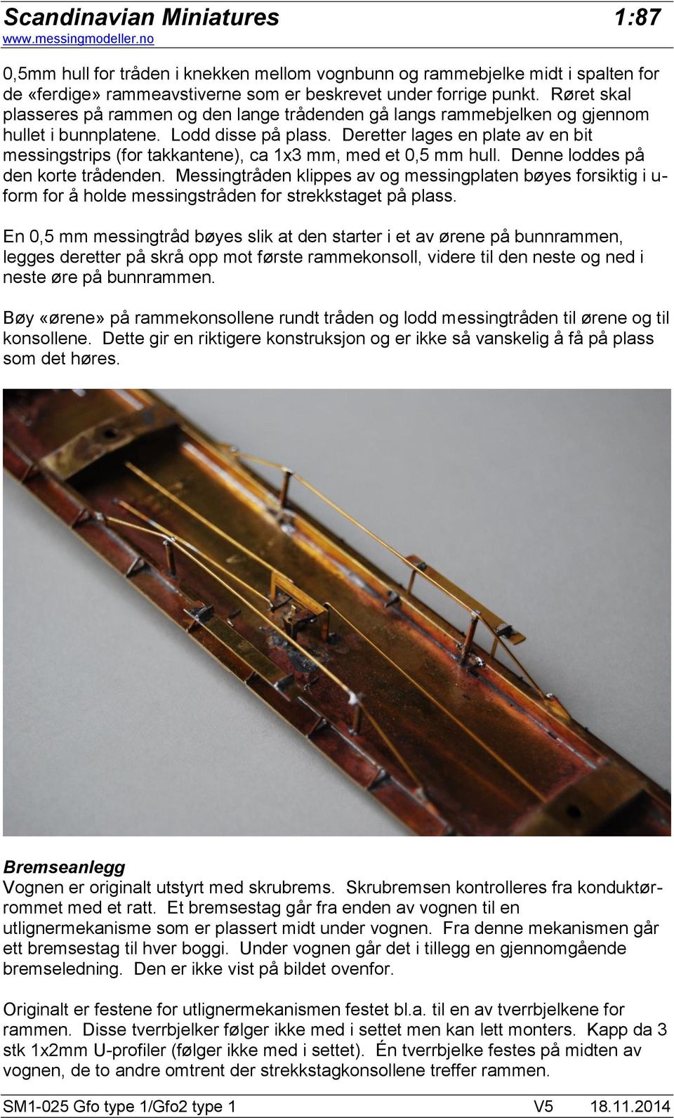 Deretter lages en plate av en bit messingstrips (for takkantene), ca 1x3 mm, med et 0,5 mm hull. Denne loddes på den korte trådenden.