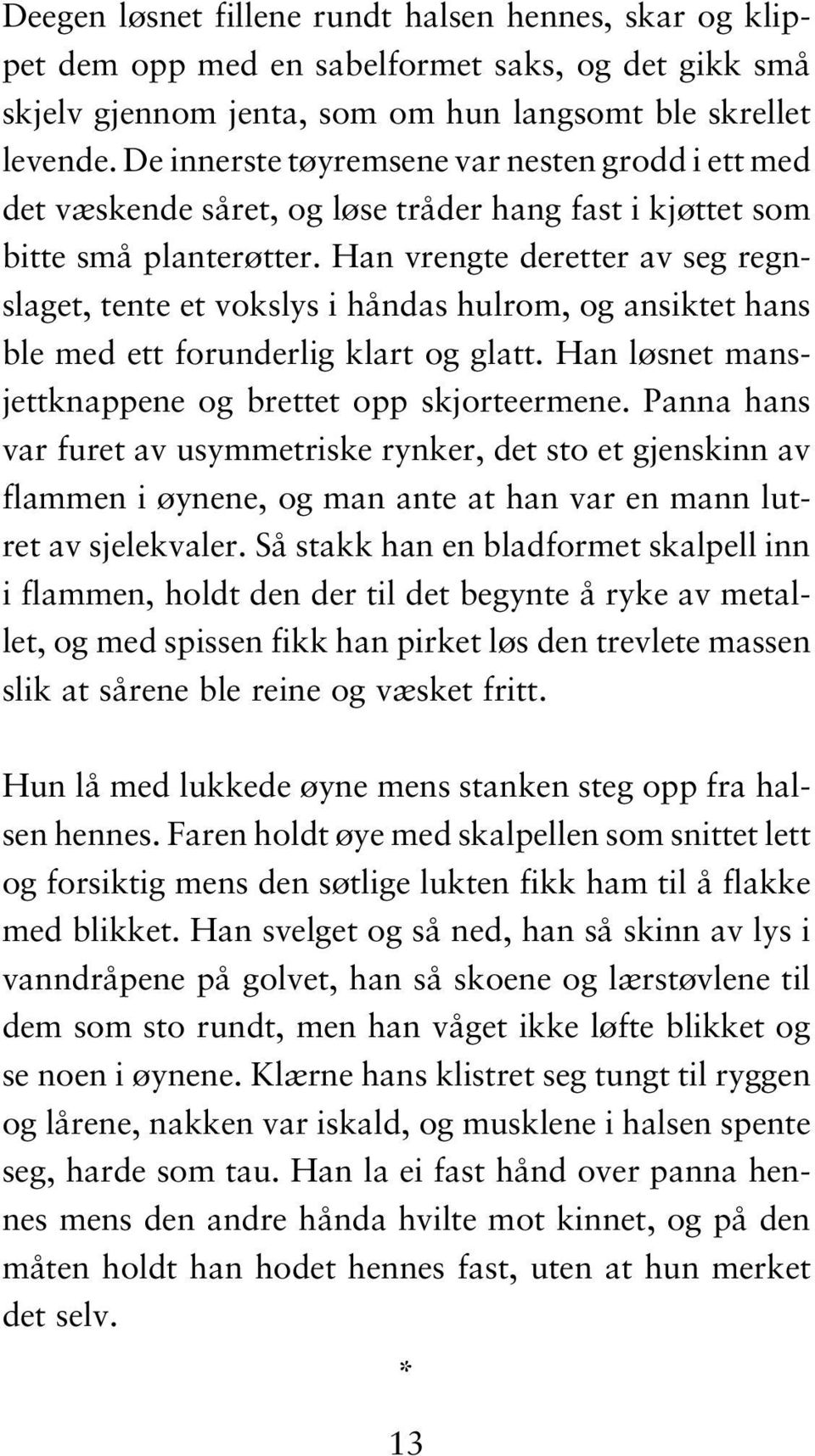 Han vrengte deretter av seg regnslaget, tente et vokslys i håndas hulrom, og ansiktet hans ble med ett forunderlig klart og glatt. Han løsnet mansjettknappene og brettet opp skjorteermene.