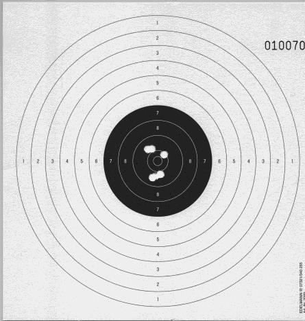Skiven til venstre viser noen prøveskudd, og skiven til høyre skudd skutt etter justering av siktet. Hämmerli AP40. Justering etter prøveskudd med 25 knepp i høyde og 21 knepp i side.