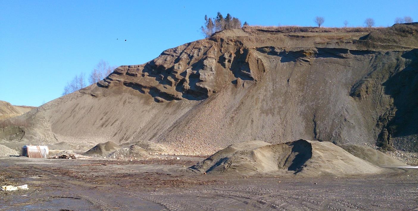 2.2 Løsmasser og grunnvann Grustaket ligger lengst mot sørvest i den store breelvavsetningen på Fremo. Sør for grustaket er løsmassene kartlagt som marine avsetninger av silt og leire (se figur 3).