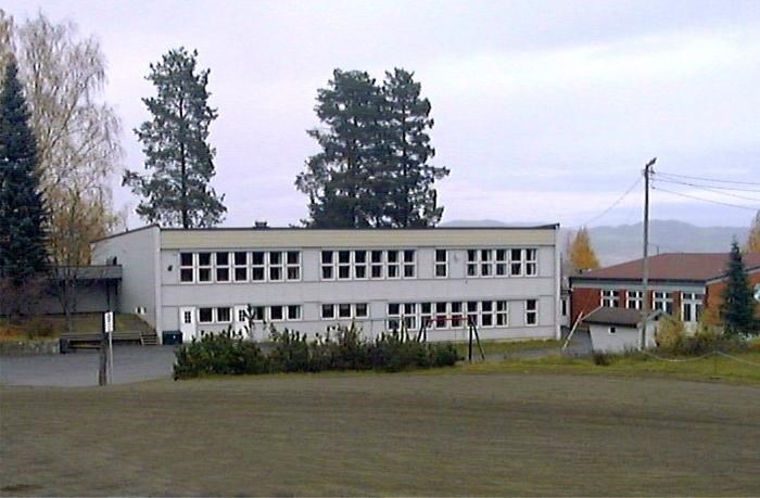 Derfor har vi i motsetning til rådmannen også prioritert opprettholdelse av viktige ressurser innen skole ved annullering av forslaget om nedskjæring av 8 lærerstillinger og ved å opprettholde