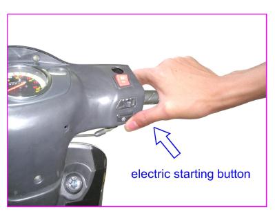 Start av motoren 1. Kontroller at det er tilstrekkelig med drivstoff og motorolje før du starter motoren. Støttene skal være oppe når du starter motoren. 2. Sett tenningsnøkkelen i On posisjon. 3.