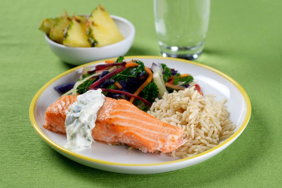 Torsdag BAKT ØRRET MED TZATZIKI, GRØNNKÅL SALAT OG FULLKORNSRIS Allergener: Ørret: Fisk Tzatziki: Melk, Beskrivelse av oppvarming og menge per porsjon Ørret bakes midt i forvarmet stekeovn på 200