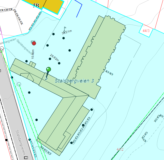 Figur 2: plassering av eksisterende brannkum Brannkum er plassert ca. 11 m fra hovedinngang til administrasjonsdel, 26 m til angrepsvei i vestfløy.