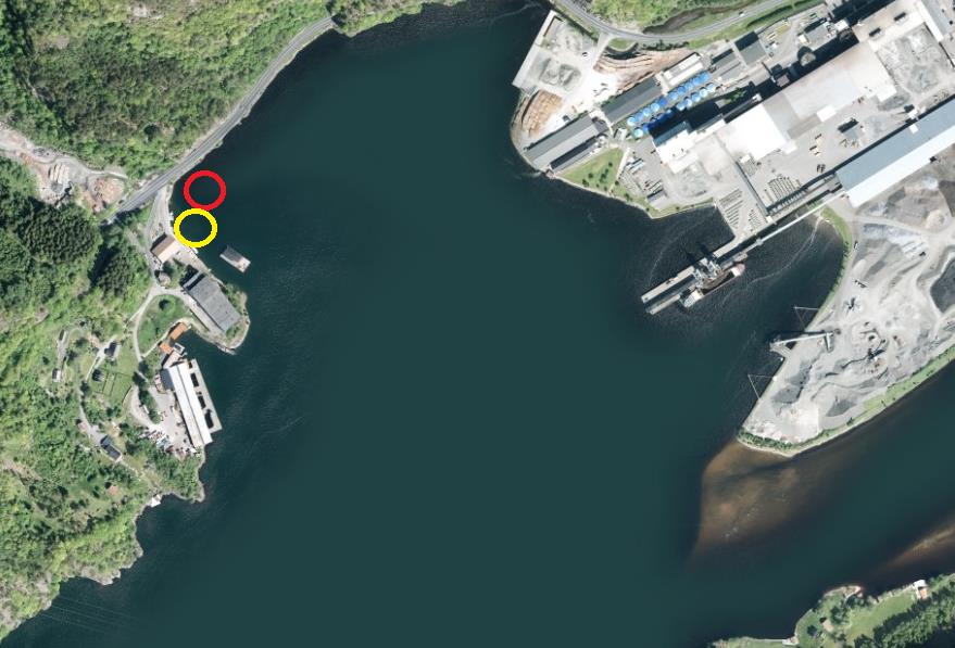 Figur 2. Lervika i Kvinesdal. Planlagt Lossekai er merket med rød ring og planlagt behandlingsanlegg er merket med gul ring.