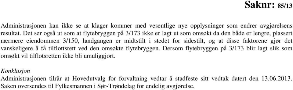 sidestilt, og at disse faktorene gjør det vanskeligere å få tilflottsrett ved den omsøkte flytebryggen.