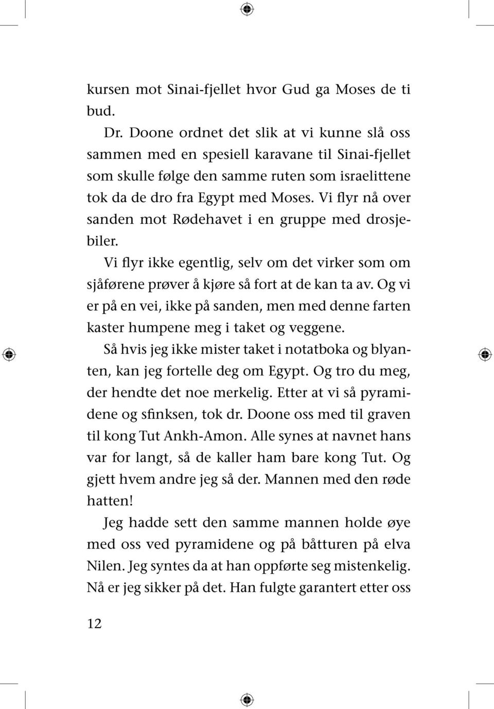 Vi flyr nå over sanden mot Rødehavet i en gruppe med drosjebiler. Vi flyr ikke egentlig, selv om det virker som om sjåførene prøver å kjøre så fort at de kan ta av.