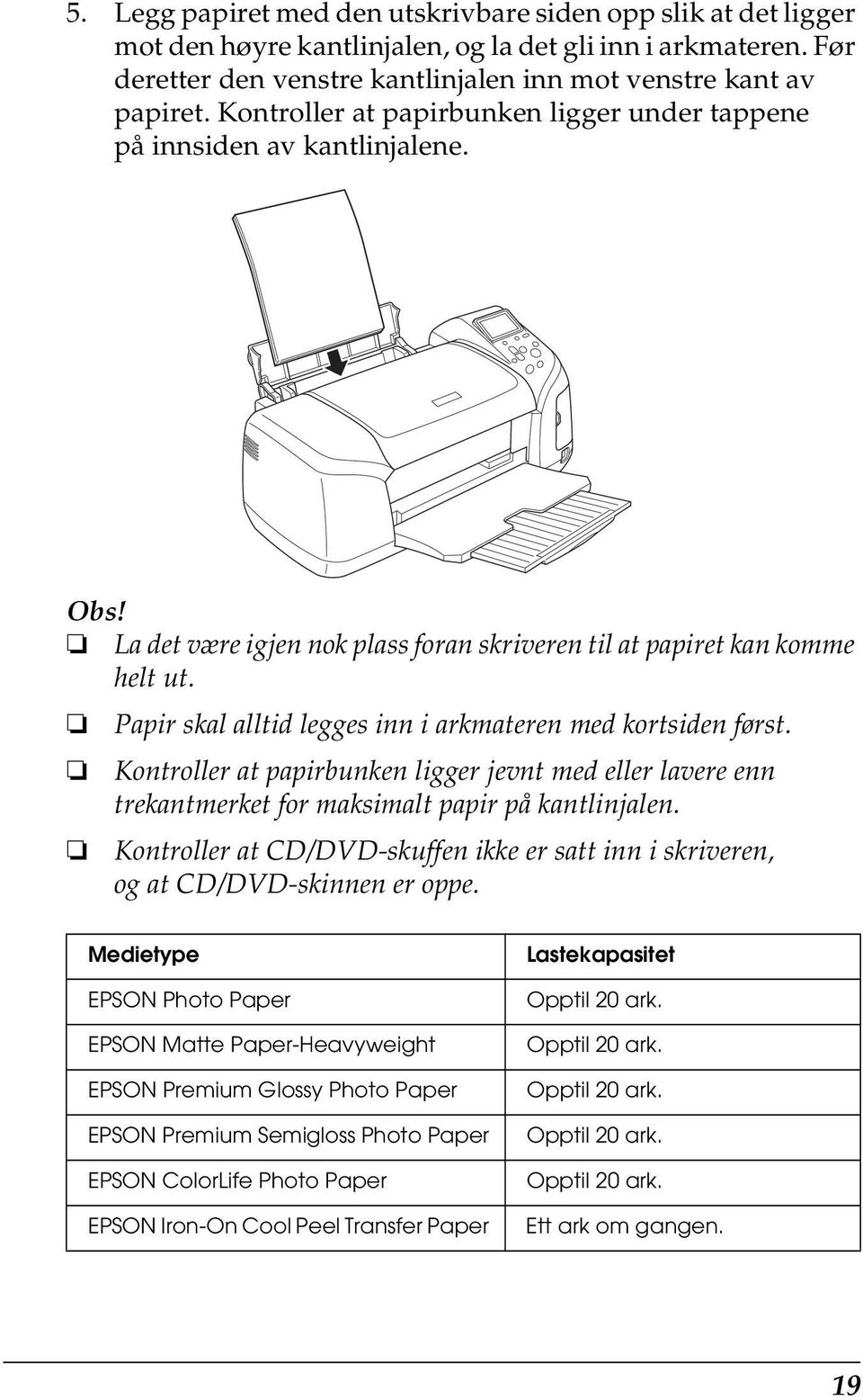 Papir skal alltid legges inn i arkmateren med kortsiden først. Kontroller at papirbunken ligger jevnt med eller lavere enn trekantmerket for maksimalt papir på kantlinjalen.