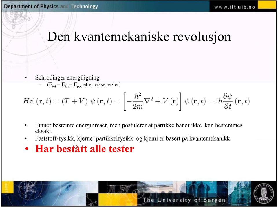 men postulerer at partikkelbaner ikke kan bestemmes eksakt.