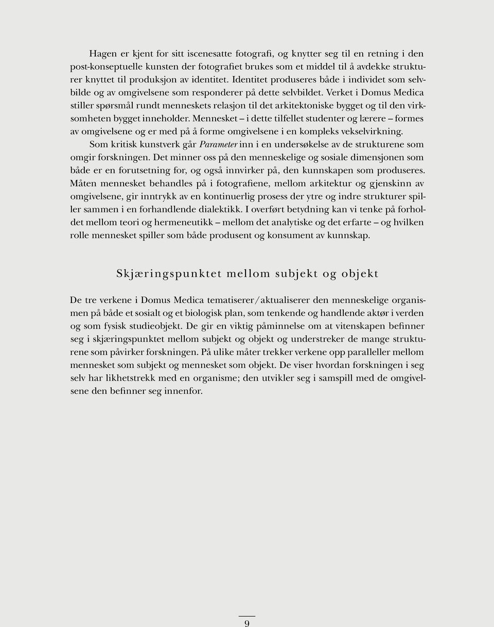 Verket i Domus Medica stiller spørsmål rundt menneskets relasjon til det arkitektoniske bygget og til den virksomheten bygget inneholder.