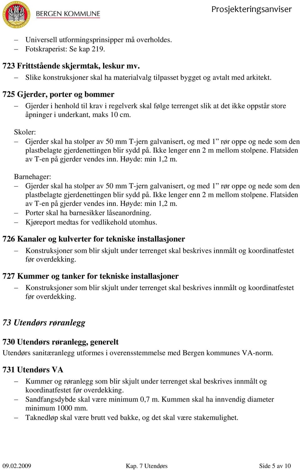 Skoler: Gjerder skal ha stolper av 50 mm T-jern galvanisert, og med 1 rør oppe og nede som den plastbelagte gjerdenettingen blir sydd på. Ikke lenger enn 2 m mellom stolpene.