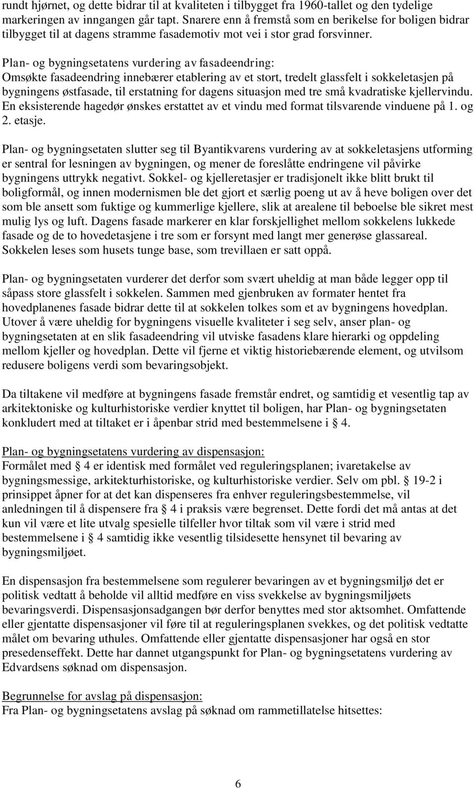 Plan- og bygningsetatens vurdering av fasadeendring: Omsøkte fasadeendring innebærer etablering av et stort, tredelt glassfelt i sokkeletasjen på bygningens østfasade, til erstatning for dagens