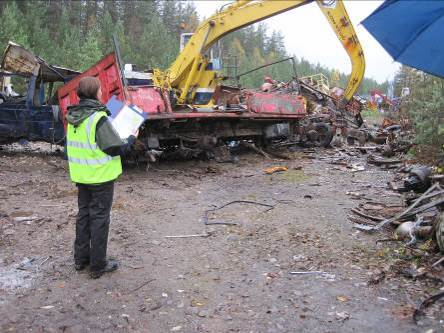 Side 6 av 9 utenfor området som er omfattet av tillatelsen til virksomheten. Bildene under viser at mengder skrap på områdene nær er uforandret sammenliknet med tilsynet i 2013.