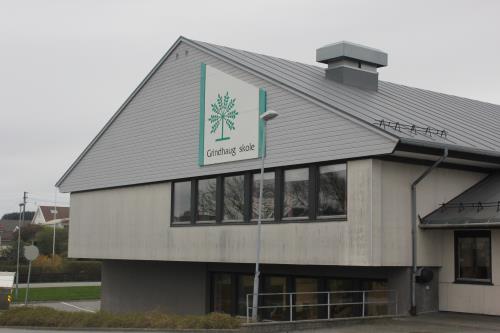 3.2.12 Grindhaug skole Grindhaug skole ble bygget i 1976. Skolen ligger langs Åkravegen i Åkrehamn. Skoleanlegget består av flere bygninger.