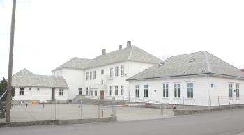 3.2.13 Åkra skole Åkra skole ligger i Åkrehamn sentrum. Skoleanlegget består av flere bygninger som er oppført til ulike tider. Den eldste delen er opprinnelig fra 1913.