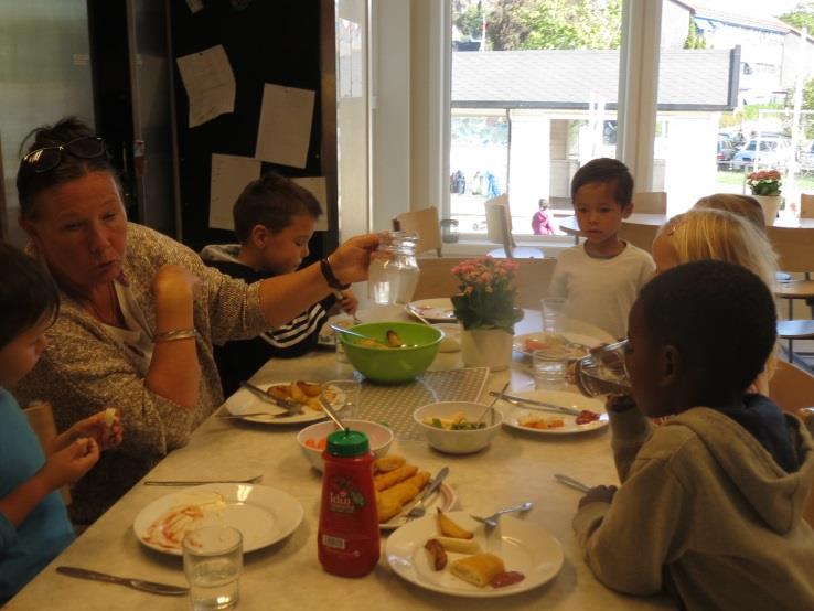 På stor base har barna muligheten til å være til stede på kjøkkenet under matlaging hver dag. På begge baser blir maten lagt på fat, slik at barna kan forsyne seg selv.