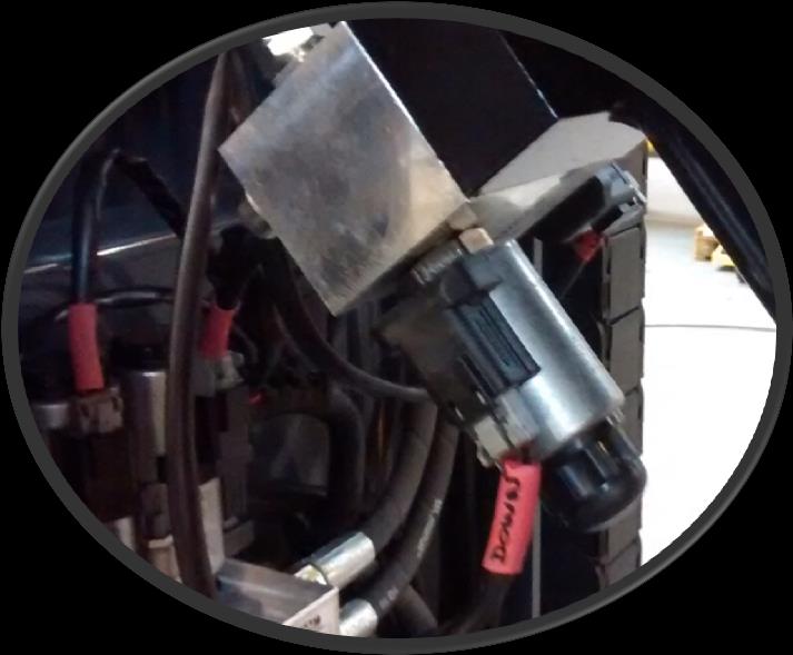 4.2.2. SPAK FOR MANUELL SENKING AV MASTEN Betjeningen for manuell senking av masten sitter på magnetventilen til mastens sylinder.