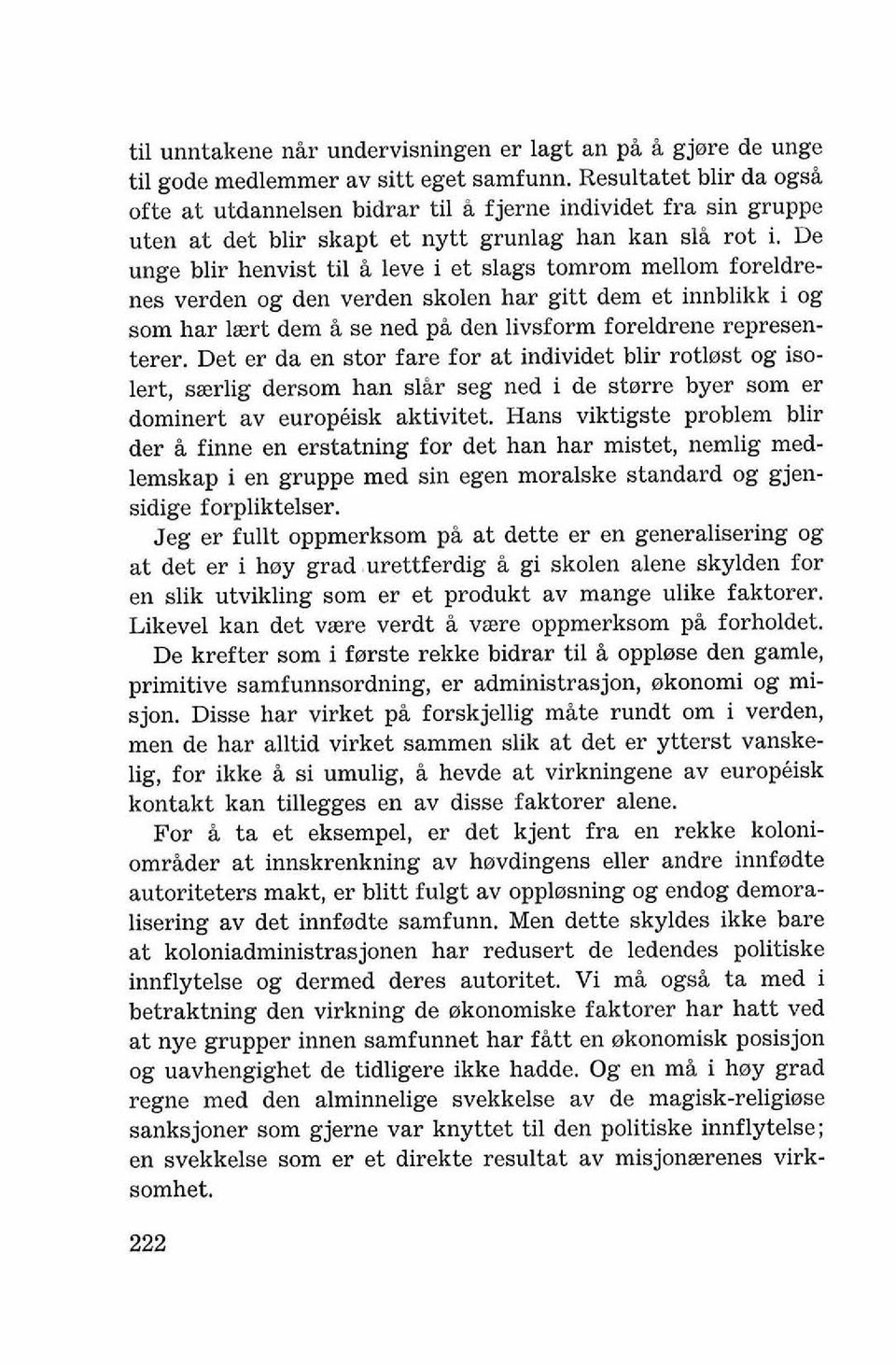 De unge blir henvist ti1 i leve i et slags tomrom mellom foreldrenes verden og den verden skolen har gitt dem et innblikk i og som har laert dem Q se ned pi den livsform foreldrene representerer.