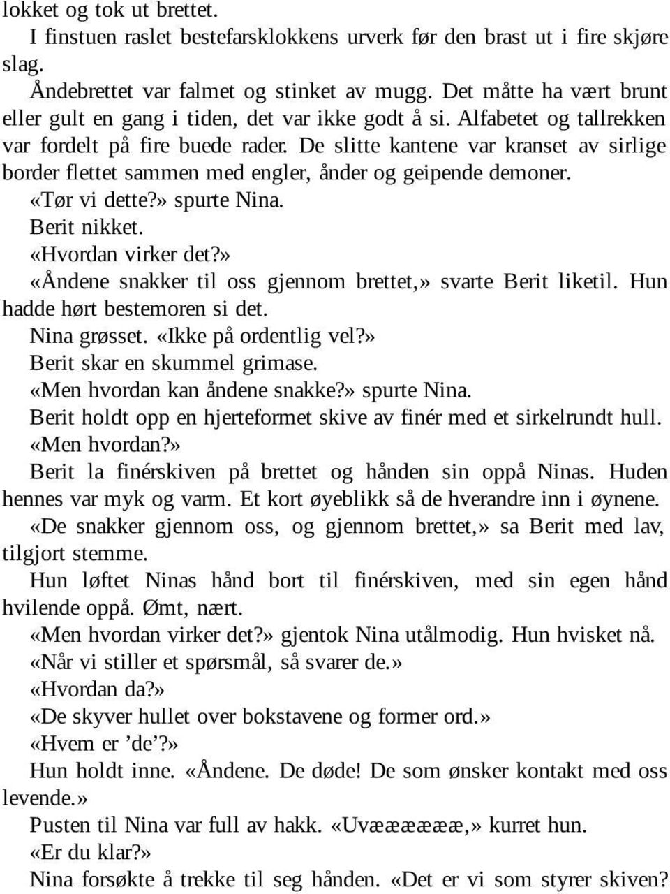 De slitte kantene var kranset av sirlige border flettet sammen med engler, ånder og geipende demoner. «Tør vi dette?» spurte Nina. Berit nikket. «Hvordan virker det?