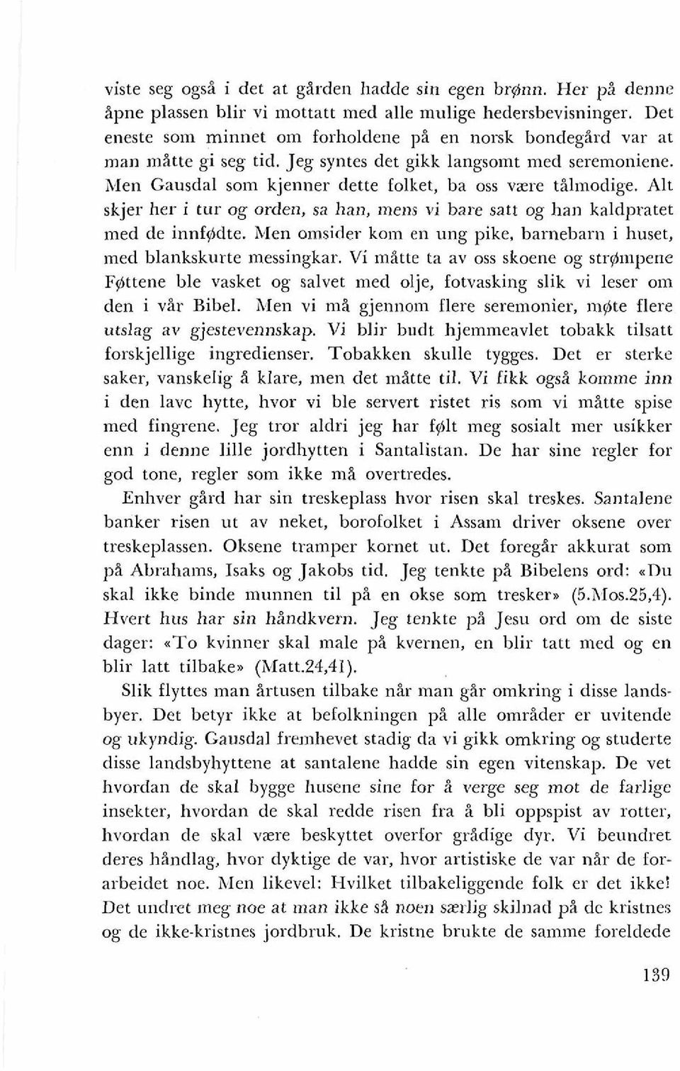 Alt skjer her i tur og orden, sa han, mens vi bare satt og han kaldpratet lned de innfgdte. Men omsider kom en ung pike, barnebarn i huset, med blankskurte messingkar.