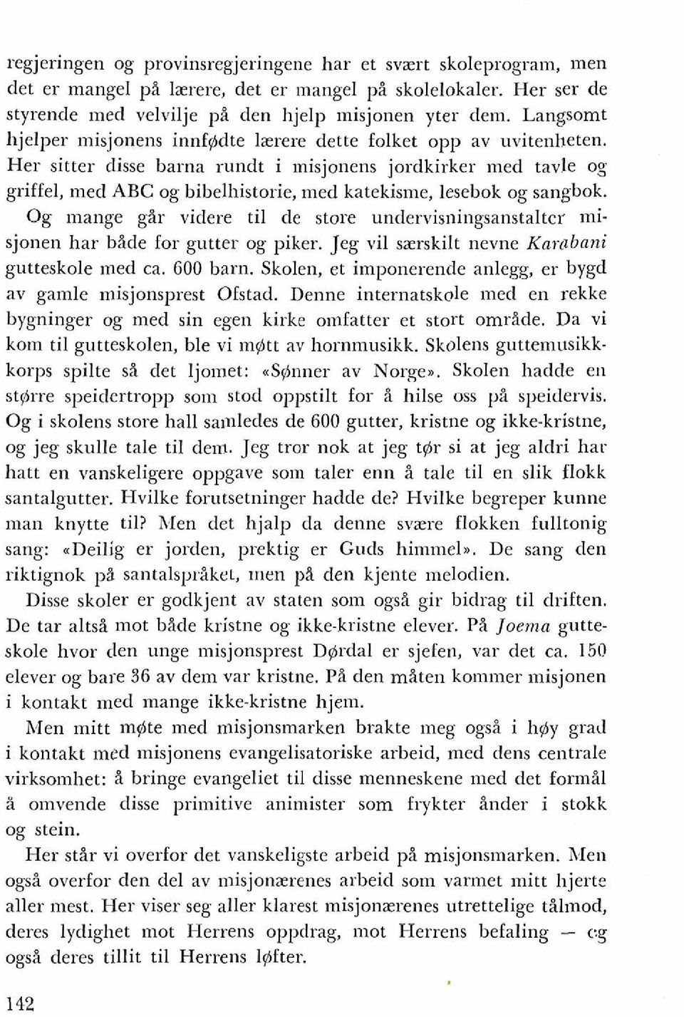 Her sitter disse barna rundt i misjonens jordkirker med tavle ox griffel, med ABC og bibelhistorie, med katekisme, lesebok og sangbok. Og mange gir videre ti1 de store undervisningsanstaltcr mi.