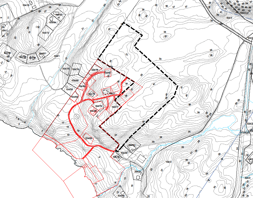 på høydedraget mot øst. Mot nord-øst går grensen hvor dette er terrengmessig naturlig i forhold til vegetasjon og helling på terrenget.