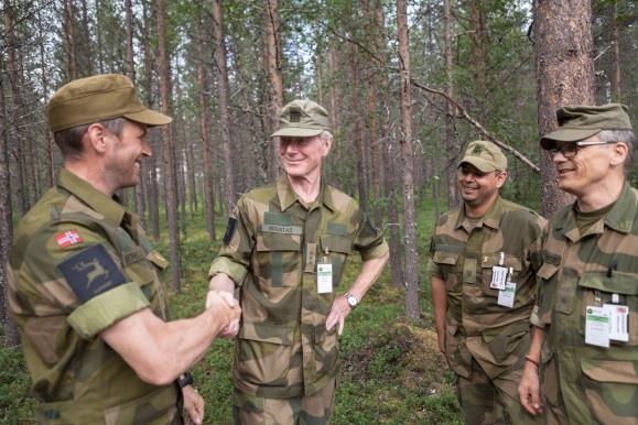 Leder i NROF avd. Oslo, Jon Rogstad, sammen med mannskap i HV-16. Foto: Jostein Hestdal, Forsvaret.