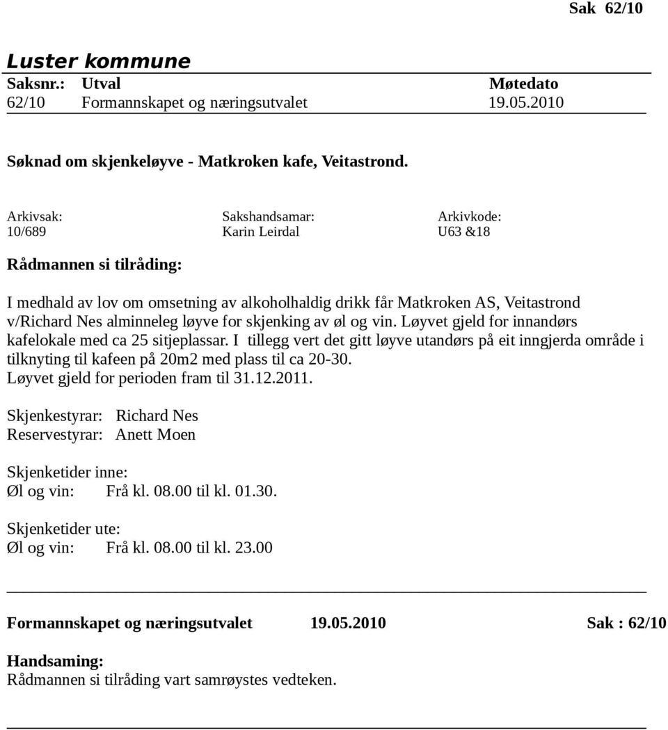 Løyvet gjeld for innandørs kafelokale med ca 25 sitjeplassar. I tillegg vert det gitt løyve utandørs på eit inngjerda område i tilknyting til kafeen på 20m2 med plass til ca 20-30.