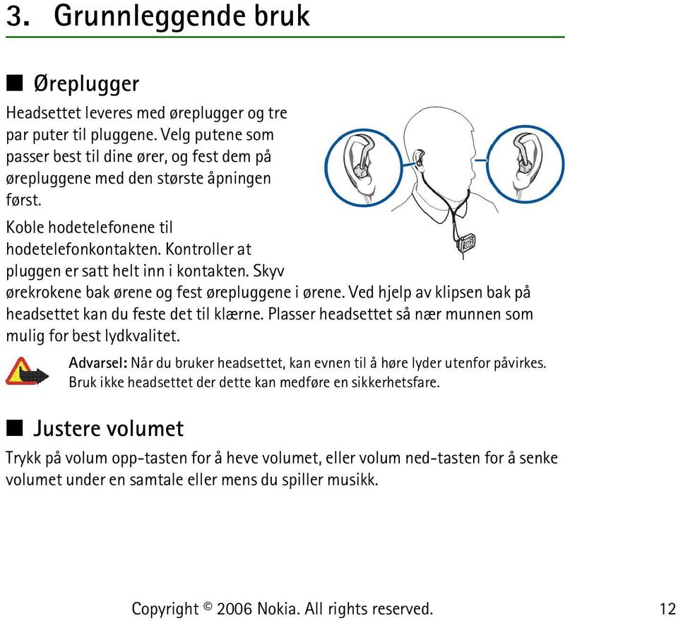 Kontroller at pluggen er satt helt inn i kontakten. Skyv ørekrokene bak ørene og fest ørepluggene i ørene. Ved hjelp av klipsen bak på headsettet kan du feste det til klærne.