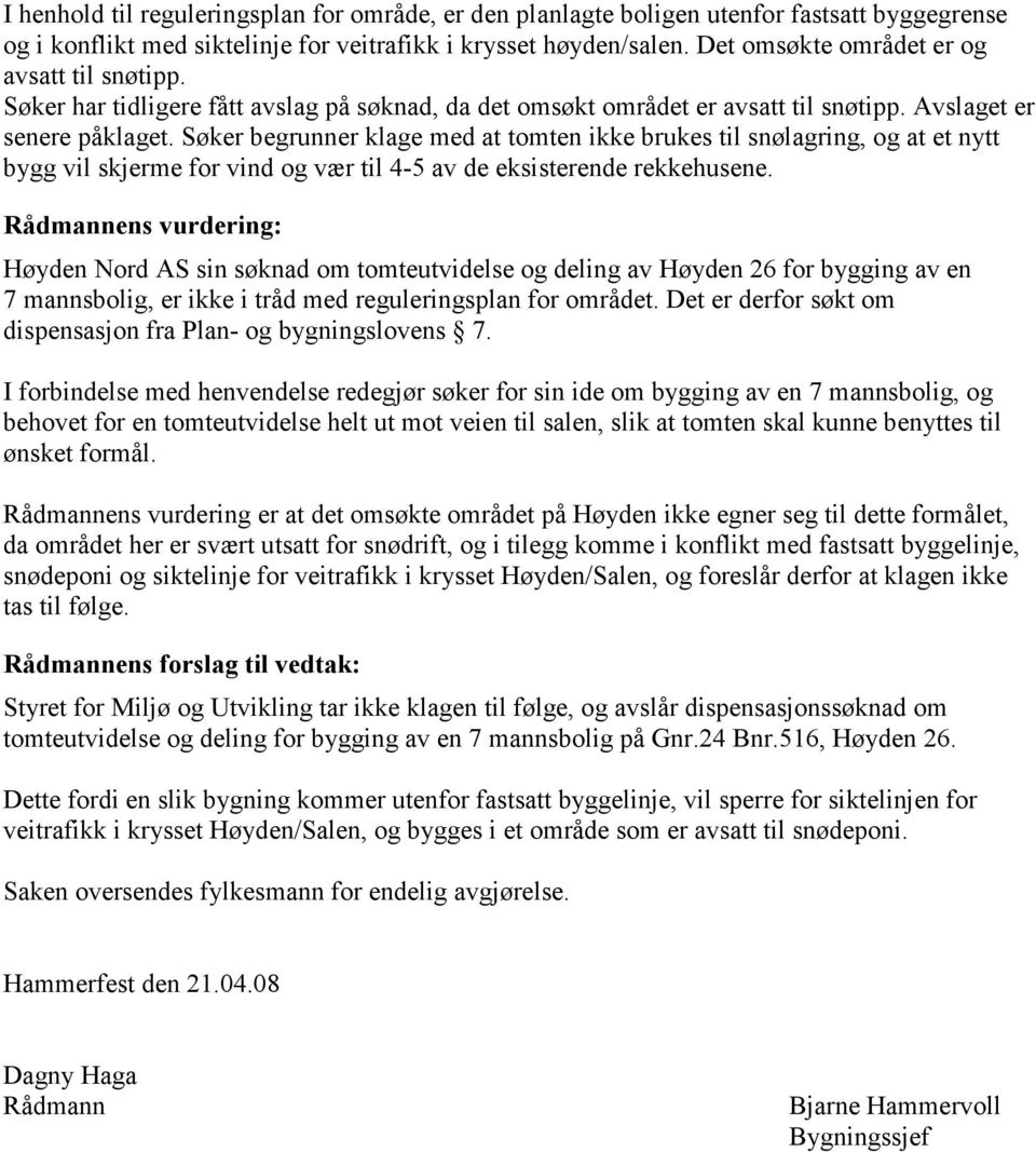 Søker begrunner klage med at tomten ikke brukes til snølagring, og at et nytt bygg vil skjerme for vind og vær til 4-5 av de eksisterende rekkehusene.