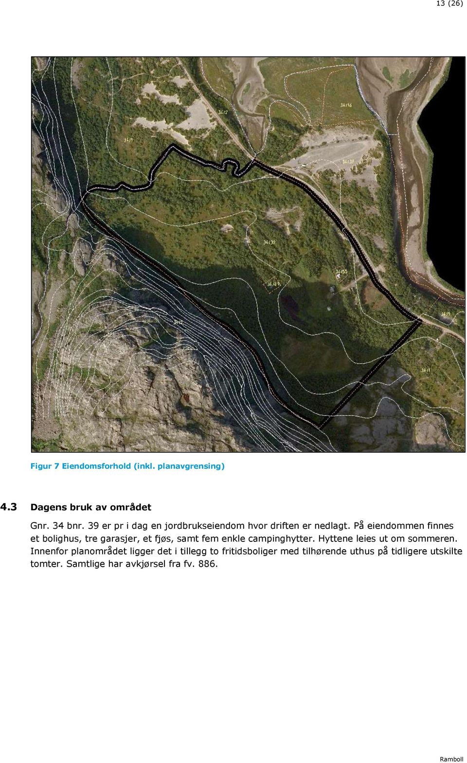 På eiendommen finnes et bolighus, tre garasjer, et fjøs, samt fem enkle campinghytter.