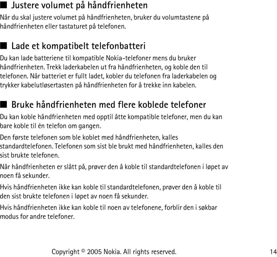 Når batteriet er fullt ladet, kobler du telefonen fra laderkabelen og trykker kabelutløsertasten på håndfrienheten for å trekke inn kabelen.