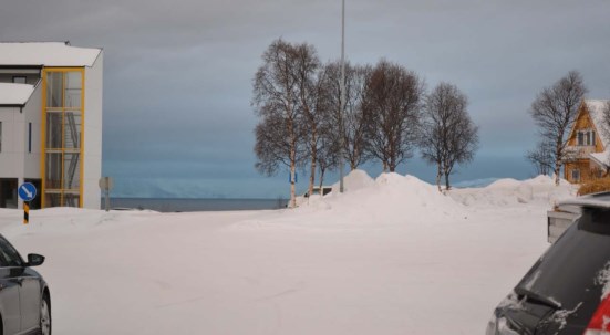 Illustrasjonene over viser til venstre Rambølls prinsipp for gående og syklende og kjøretrafikk, og til høyre Aprils plan for sentrum der arealer for gående og syklende er markert i oransje.