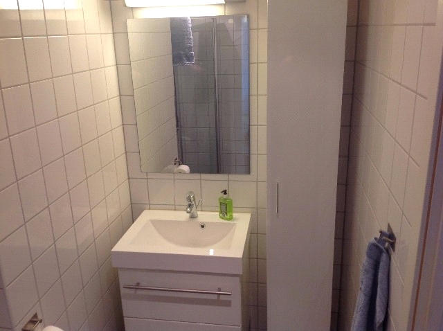 Utstyr for sanitærinstallasjoner Bad: Nettoareal er 3,7 m². Oppgradert bad i 2009. Ny sluk, kabler, gulvfliser m.m i 2015. Vegghengt toalett med innebygget sisterne.