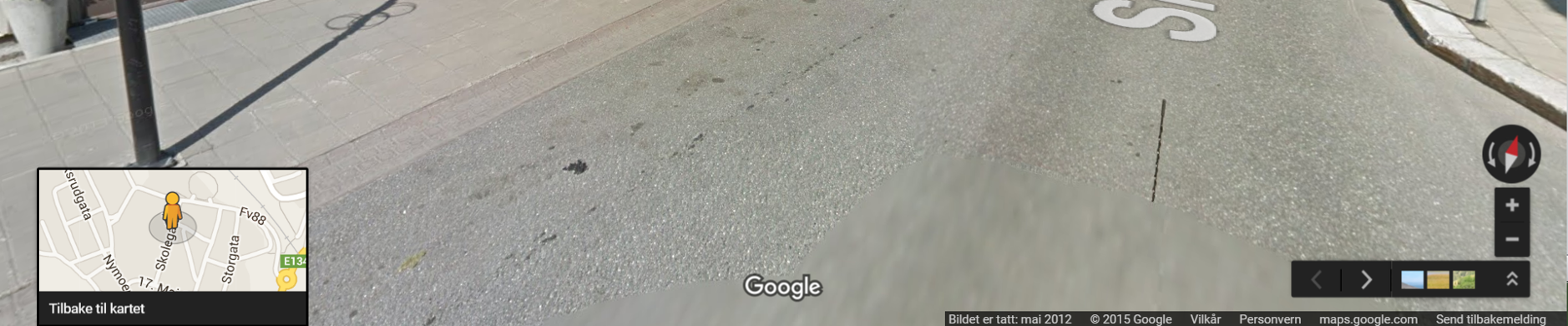 Skolegata, sett nordover (nr. 13, 15 og 17 til venstre i bildet, nr. 18 til høyre). Skjermdump fra Google maps.