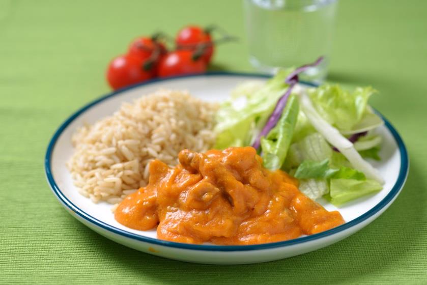 OKSE STROGANOFF MED SALAT OG RIS Allergener: Okse stroganoff: Gluten, melk, selleri Kan inneholde spor av: sennep Beskrivelse av oppvarming og mengde per porsjon Posen med stroganoff legges i kokende