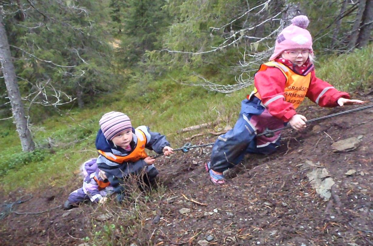 Barna er glad i utfordringer og elsker å klatre opp bratte skråninger.