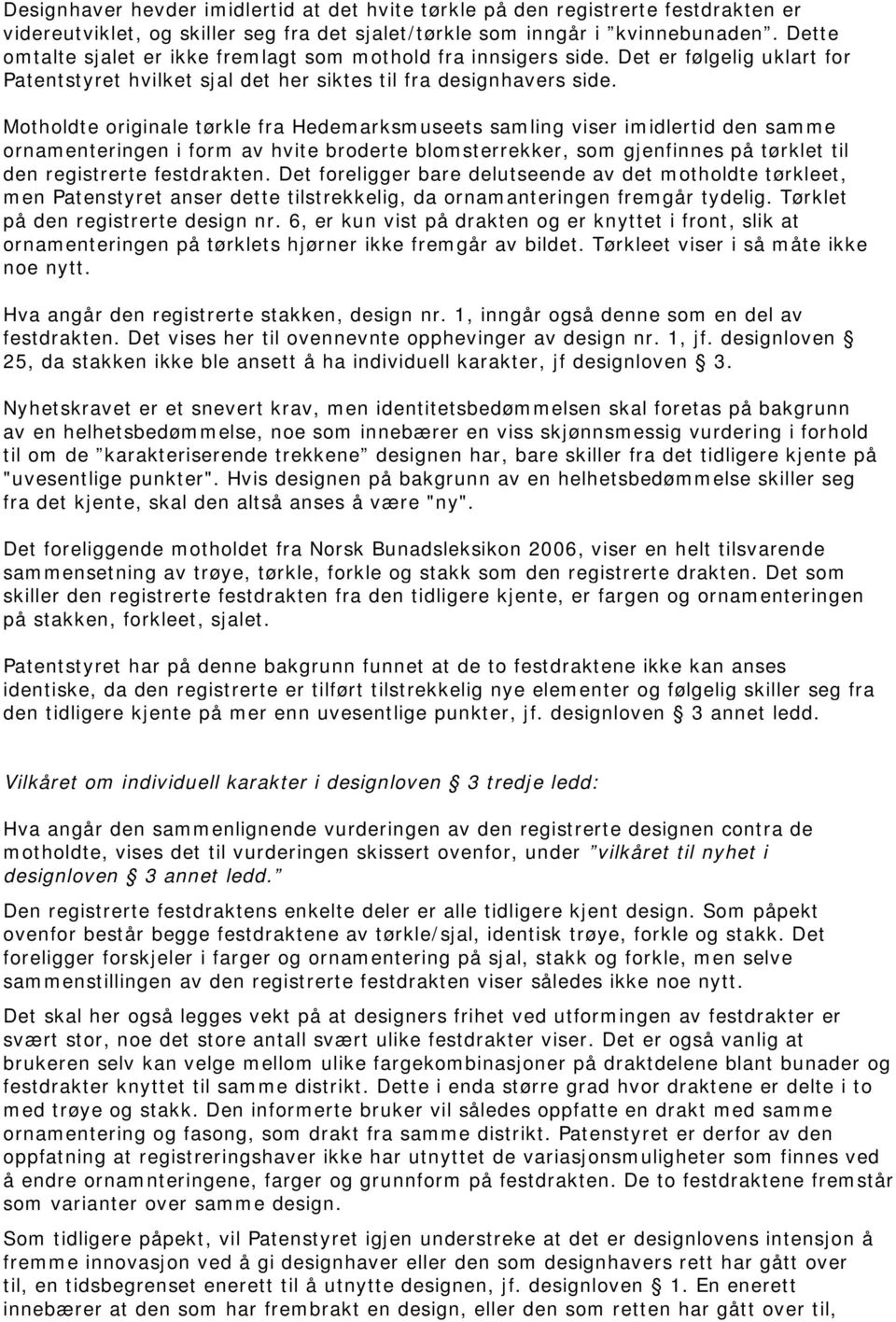 Motholdte originale tørkle fra Hedemarksmuseets samling viser imidlertid den samme ornamenteringen i form av hvite broderte blomsterrekker, som gjenfinnes på tørklet til den registrerte festdrakten.