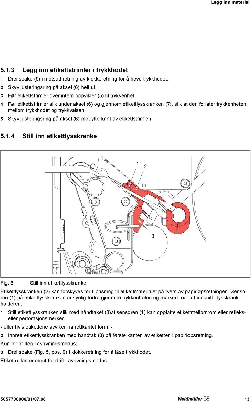 4 Før etikettstrimler slik under aksel (6) og gjennom etikettlysskranken (7), slik at den forlater trykkenheten mellom trykkhodet og trykkvalsen.