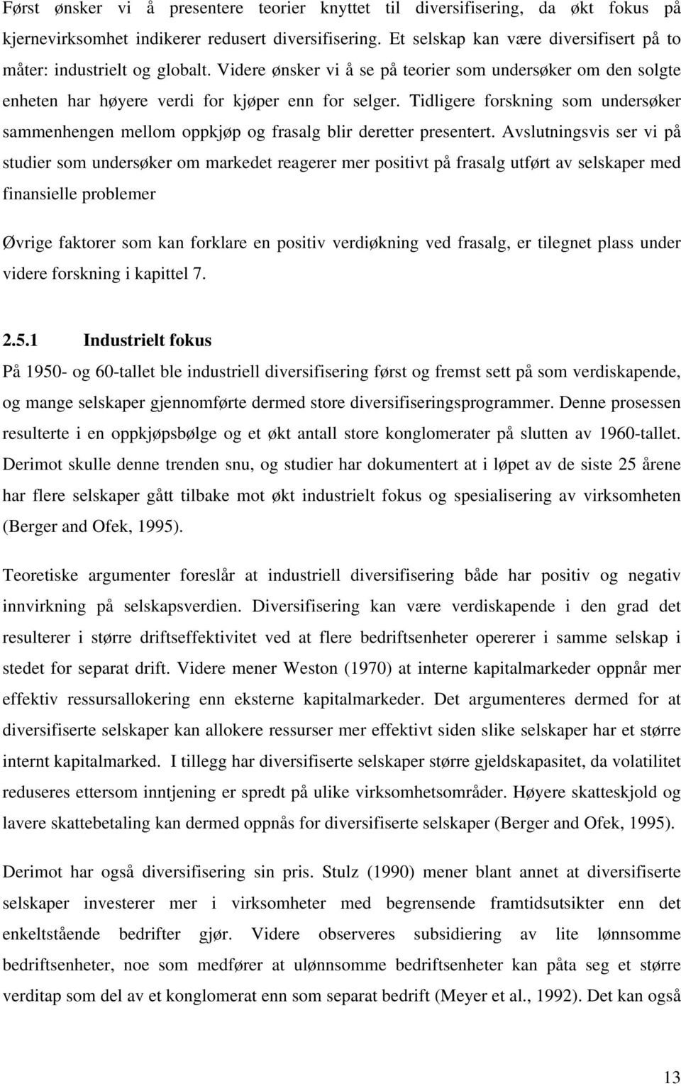 Tidligere forskning som undersøker sammenhengen mellom oppkjøp og frasalg blir deretter presentert.