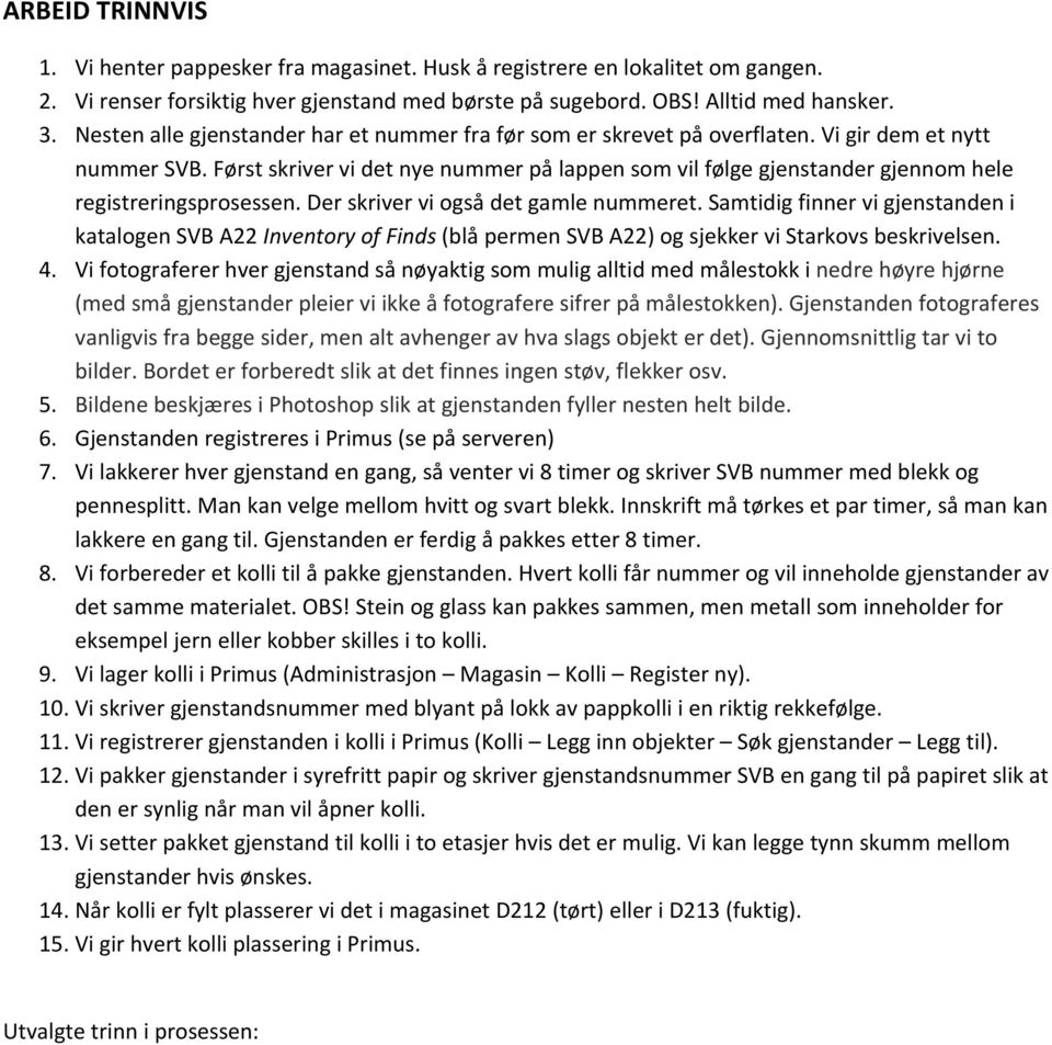 Først skriver vi det nye nummer på lappen som vil følge gjenstander gjennom hele registreringsprosessen. Der skriver vi også det gamle nummeret.