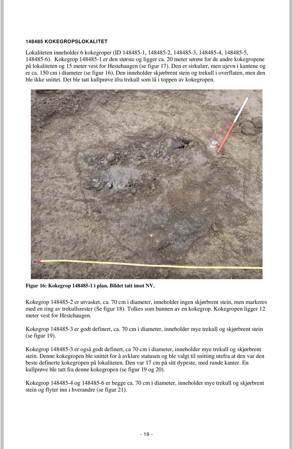 Den inneholder skjørbrent stein og trekull i overflaten, men den ble ikke snittet. Det ble tatt kullprøve ifra trekull som lå i toppen av kokegropen. Figur 16: Kokegrop 148485-1 i plan.