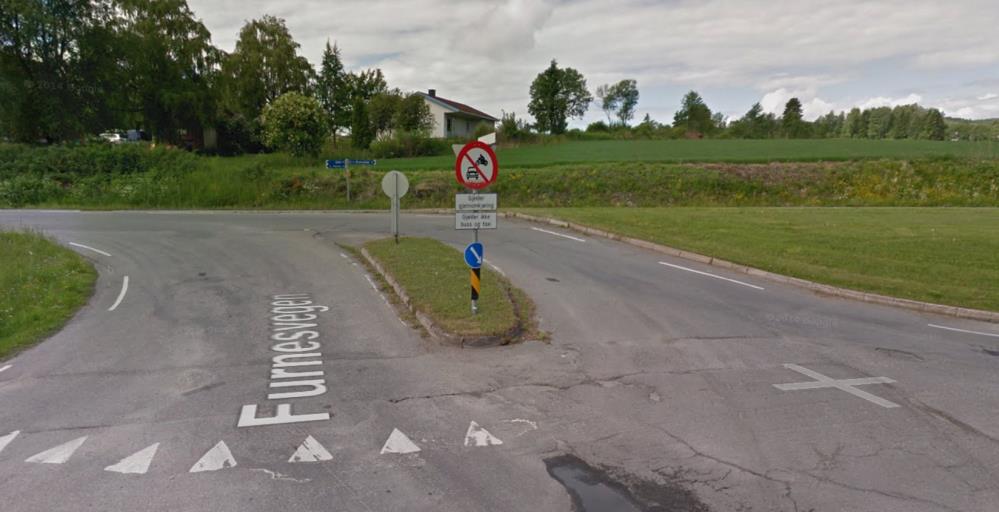 Dvs at det ikke er lov å kjøre inn på den aktuelle vegstrekningen dersom man ikke skal til en adresse på denne strekningen og stoppe der. Foto: StreetView. Furnesvegen i Hamar.