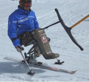 Når du skal av heisen må du gjøre følgende: - Forbered å gå av heisen i god tid - Sett eventuelle krykkeski i kjøreposisjon - Skyv deg selv eller den du ledsager fra skiheisen med armene Gi beskjed