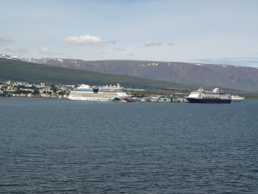 Akureyri har mykje fiskeindustri. Byen har også anløp av mange cruiseskip i løpet av sommaren. Dei same cruise-skipa kjem ofte til Olden på same turen. 18.08.