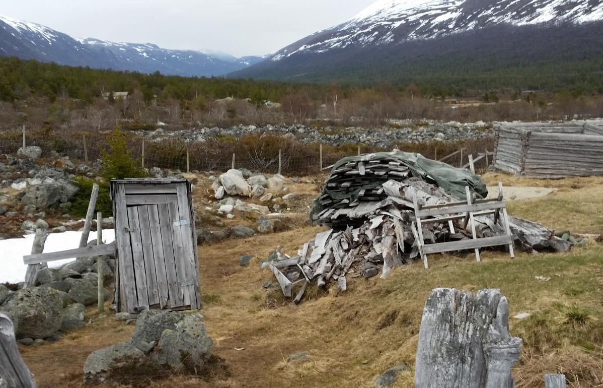 Nasjonalparkstyret var på synfaring i Finndalen 9.juni 2015, og var da innom setra til Arve Bakken på Vangen (foto under).