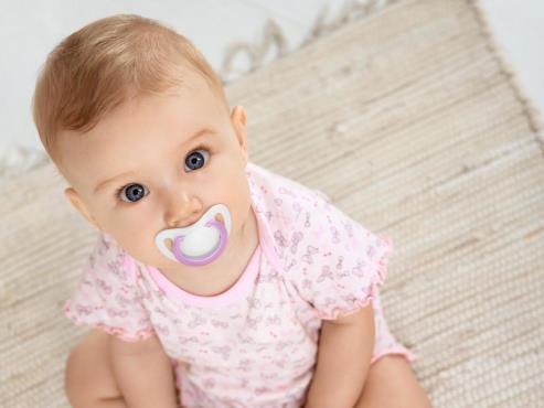 NUK GENIUS ny og bedre Nye NUK Genius roer babyen på en naturlig måte, som tar hensyn til tennene.